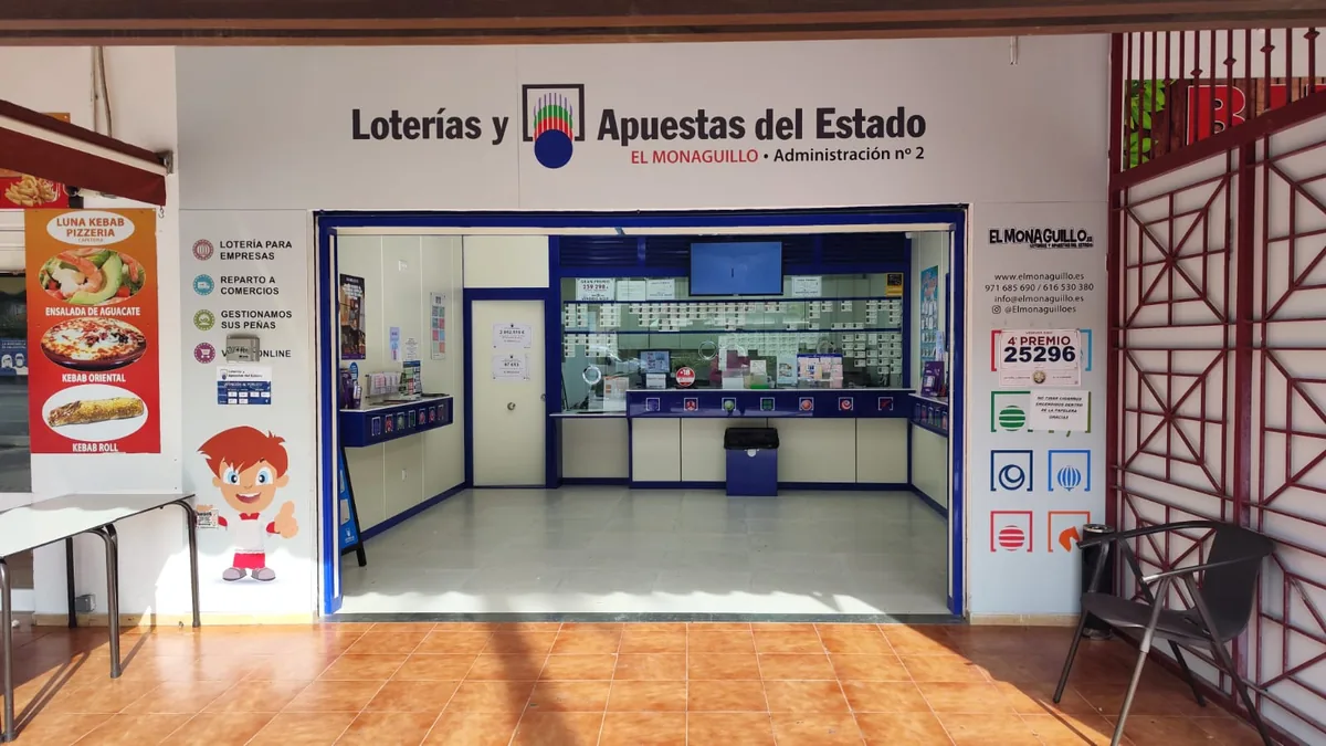 Fachada de la administración de Loterías El Monaguillo en Peguera
